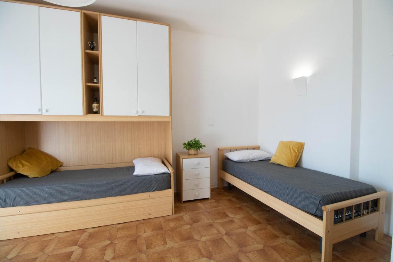 Luminoso Appartamento Con Ampia Terrazza 산토바르톨로메오알마레 외부 사진