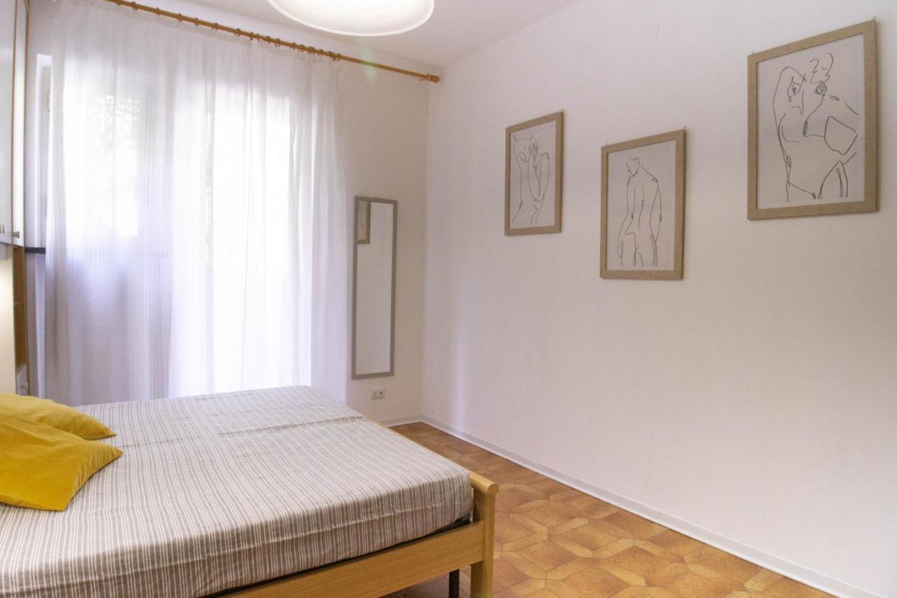 Luminoso Appartamento Con Ampia Terrazza 산토바르톨로메오알마레 외부 사진